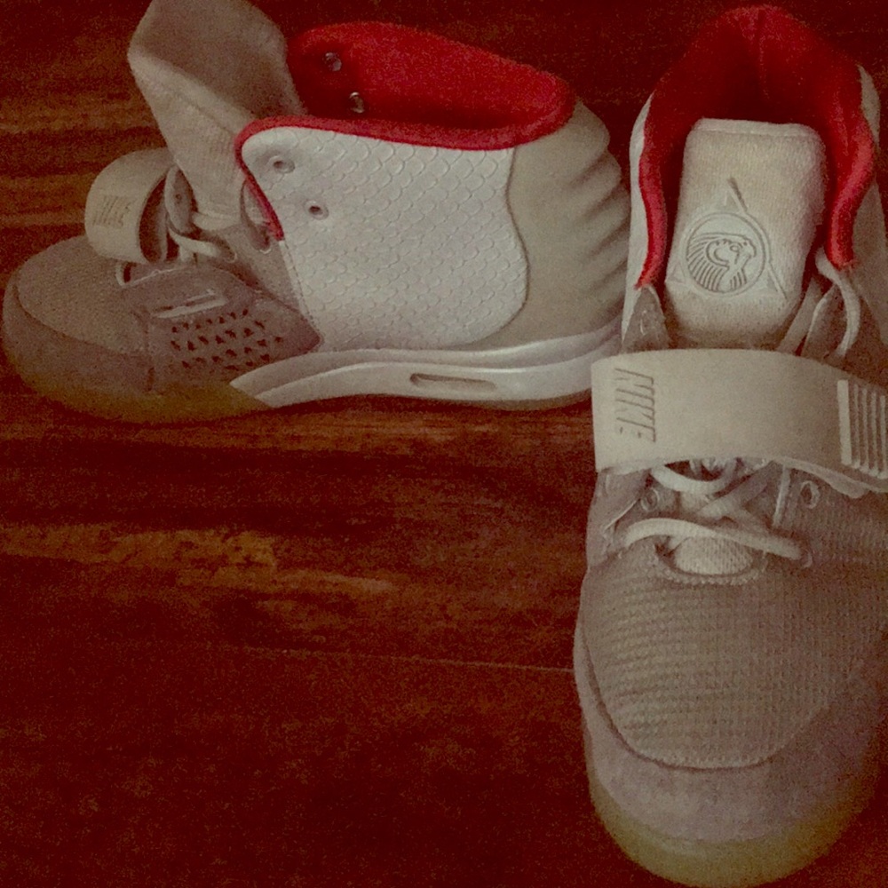 Air Yeezy 2 Pure Platinum (authentic)